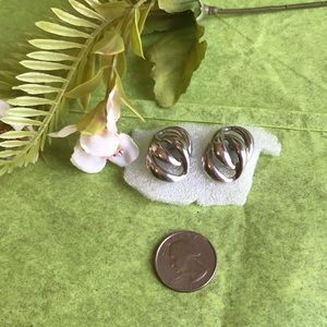 Silver tone stud earrings🥰